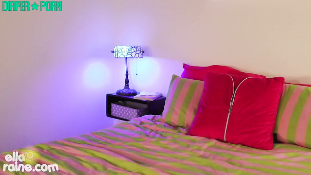 Ella Raine ABDL - This is what Ella does with her diaper before bed