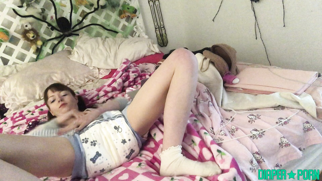 Littleprincessbug - Changing myself into an nappy for No Potty November
