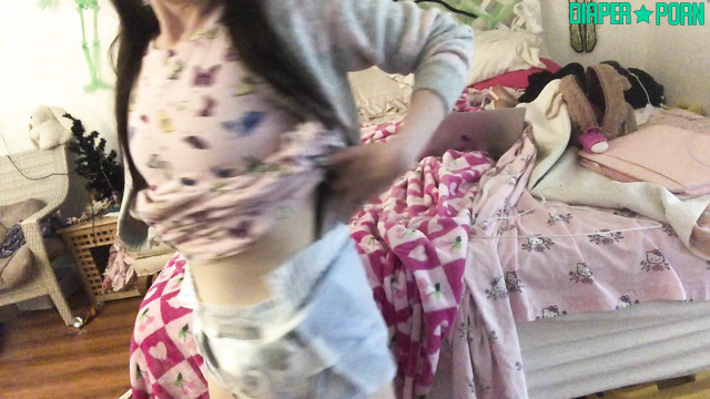 Littleprincessbug - Changing myself into an nappy for No Potty November