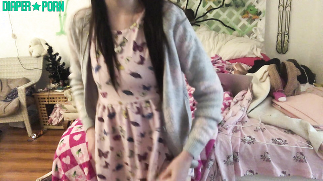 Littleprincessbug - Changing myself into an nappy for No Potty November