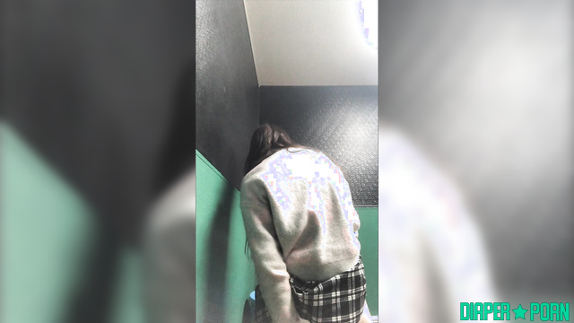 Littleprincessbug - Public bathroom pampers leak and change