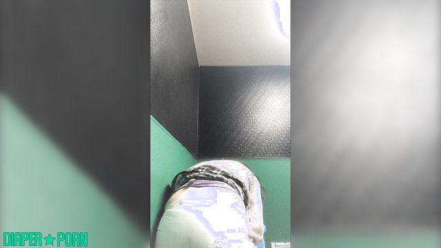 Littleprincessbug - Public bathroom pampers leak and change