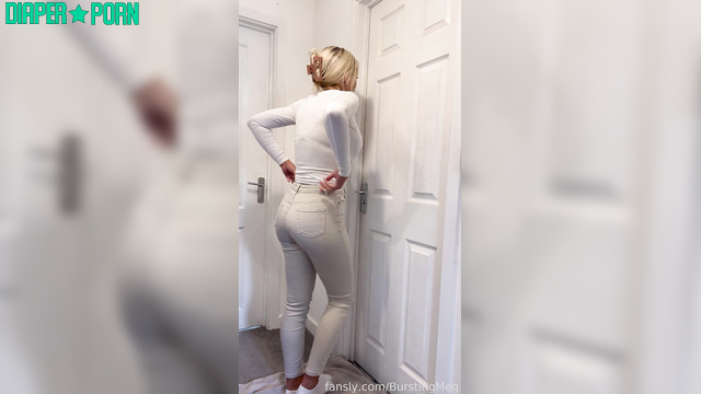 BurstingMeg - Holding her pee in a small pad while she's bursting