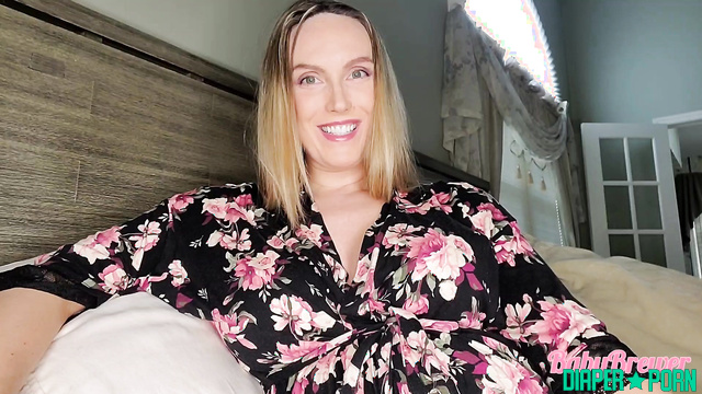 BeebeXO - Breastfeeding and a messy diaper change