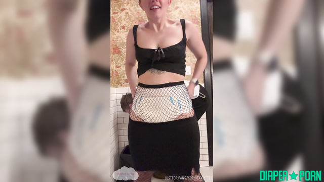 SophiexxLittle - Daddy performs cunnilingus before putting on a clean pampers