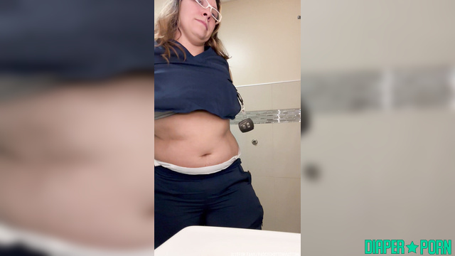 PaddedkittenVuittQn - Sexy milf teasingly puts on a thick new nappy