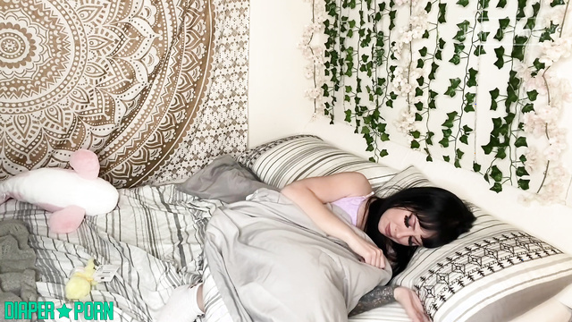 daddaslilstar - brunette having a great time in bed with a milk bottle / Star