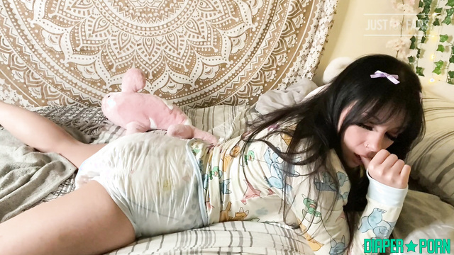 daddaslilstar - Star sucking her finger so sexy and calmly, look