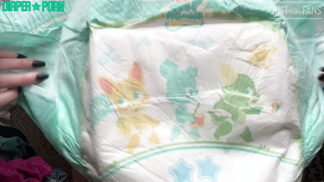 daddaslilstar - pretty Star watching cartoons in a fresh nappy