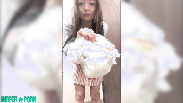 LittlePrincessBug - Babe likes to feel the diaper wet