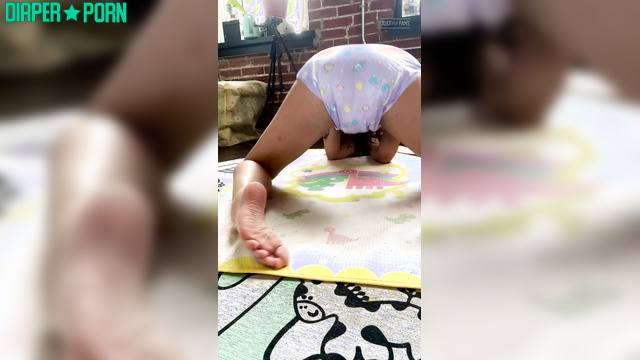 Hot and funny twerking in full pampers / close ups