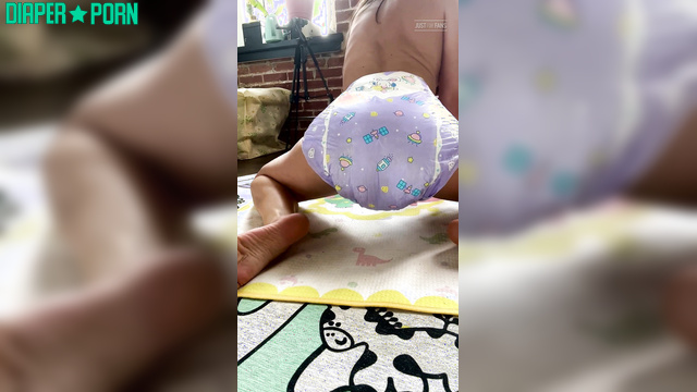 Hot and funny twerking in full pampers / close ups