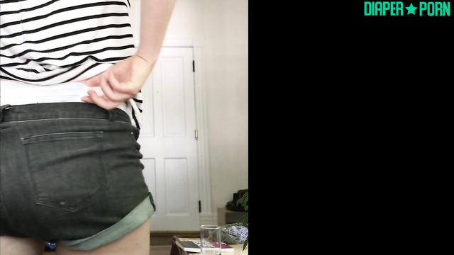 bbabybbear - her shorts are wet again, look (solo)