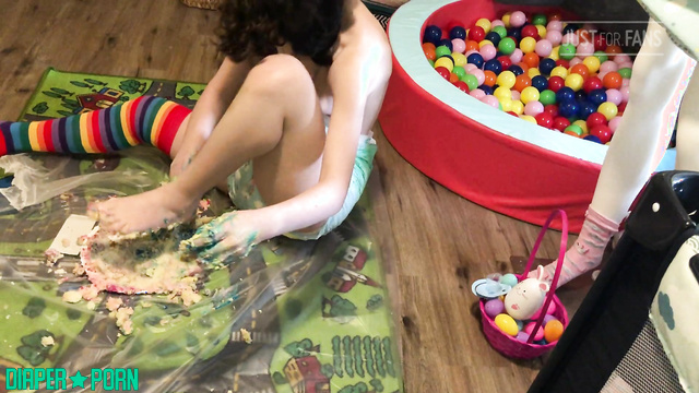 LittleDiaperIdol - Pampers girl smeared cake all over her body