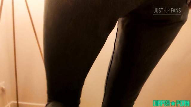 DiaperRosie - Lady stroking her perfect ass in sexy jeans