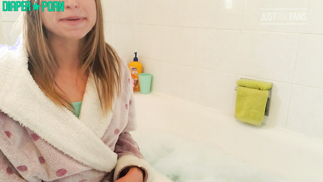 Anabelleleakygirl - She likes to shower in clothes and diapers