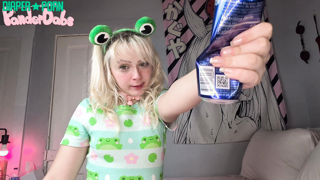 Babi Mochi Clip Store - Blonde likes the feeling of powder on her pussy