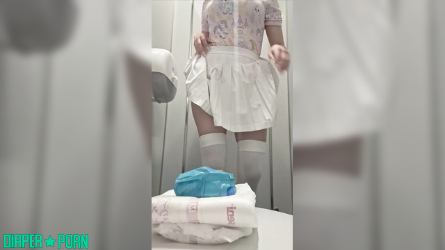 Littlesnowflake - Babe changed her diaper casually