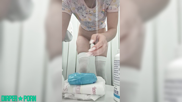 Littlesnowflake - Babe changed her diaper casually