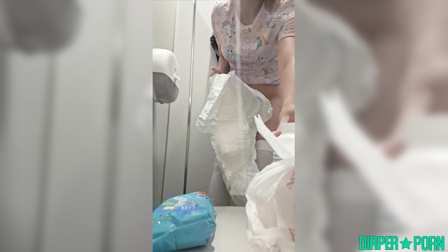 Littlesnowflake - Babe changed her diaper casually