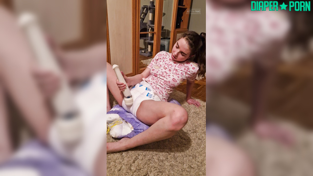 Littlesnowflake - Babe sits on the floor and satisfies herself