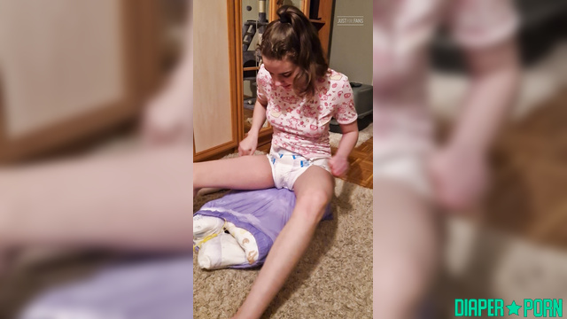 Littlesnowflake - Babe sits on the floor and satisfies herself
