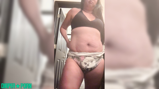BabyPuffz - Chubby showed how she changed a diaper at home