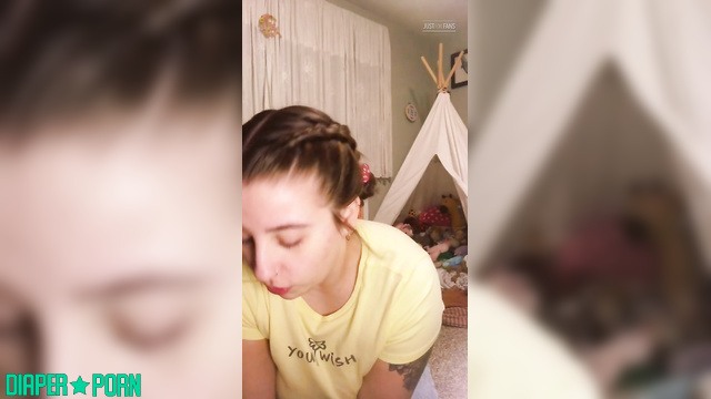 liddlestflora - Powder softened her pussy after a whole day in a diaper