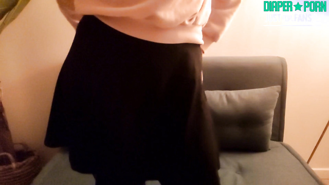 DiaperRosie - Her diaper grew bigger and stretched pantyhose