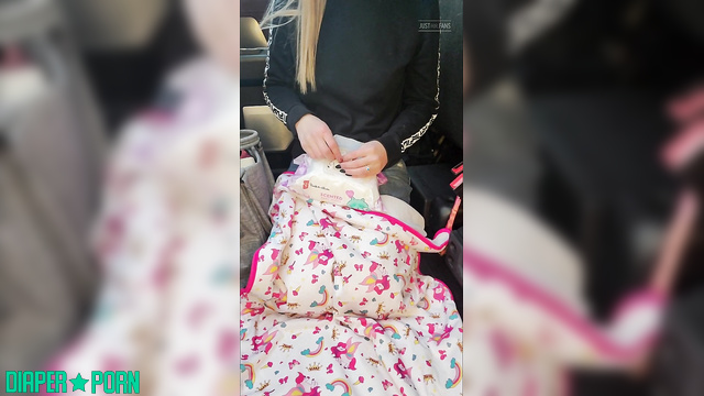 Mommyandbabybruce - Quick diaper change in the car on the way to kindergarten