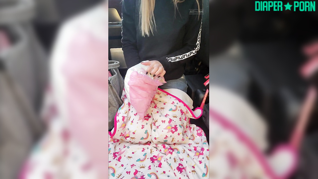 Mommyandbabybruce - Quick diaper change in the car on the way to kindergarten