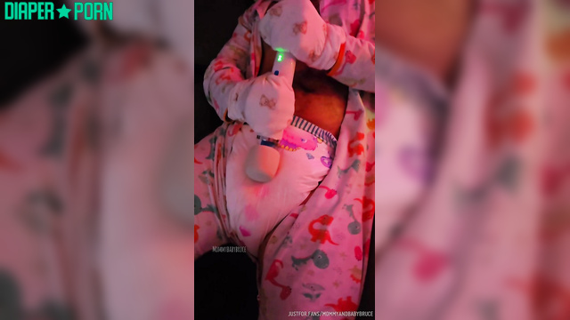 Mommyandbabybruce - Masturbation through a swollen diaper