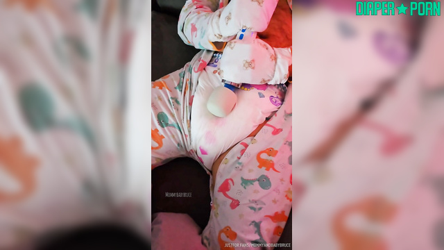 Mommyandbabybruce - Masturbation through a swollen diaper
