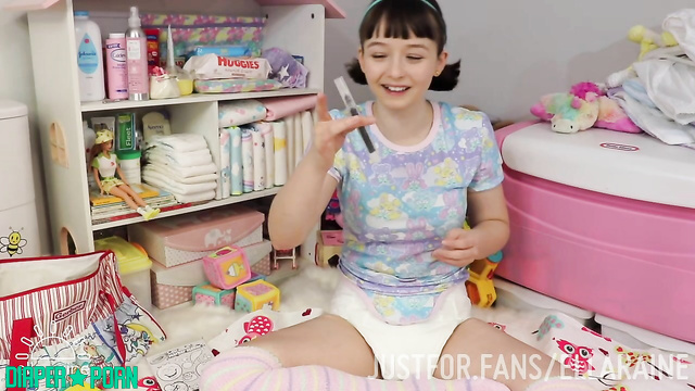 Ella Raine ABDL - Now she'll teach you how to do it with a diaper